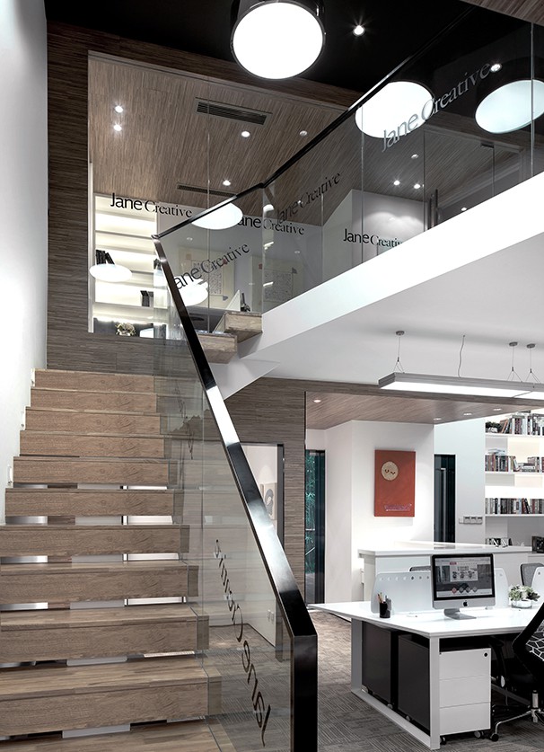 復式辦公室設計樓梯實景圖